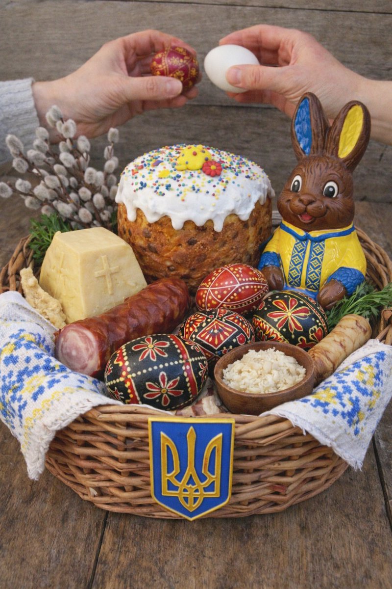 STC_EUMAM_UA's tweet image. Happy Easter! 🐣 In Ukraine, it's not the Easter Bunny who brings the eggs, but we celebrate with the traditional биття яєць (Byttya yayets) – egg tapping around the Easter table. May the strongest egg win! #StandWithUkraine #StrongerTogether #SlavaUkraïni