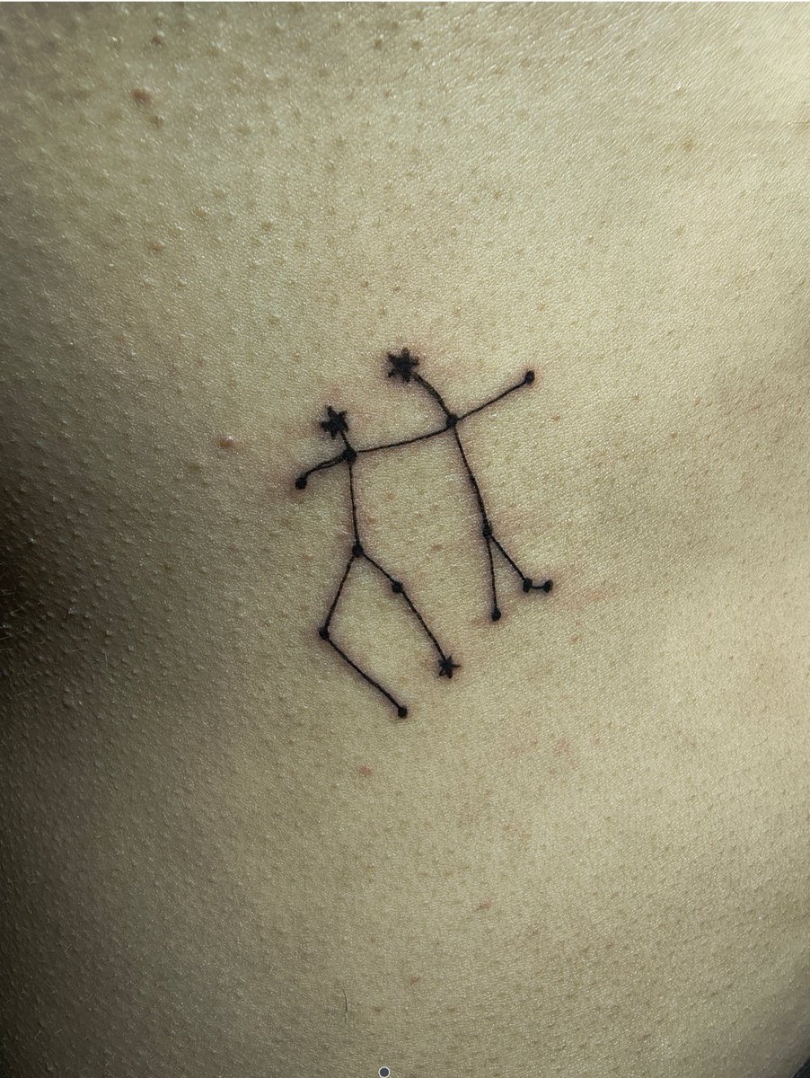 19_CamiFerr_96's tweet photo. @lmsysl Não é nada fácil tatuar a si mesma nessa posição kkkkk https://t.co/Az1qrThr42
