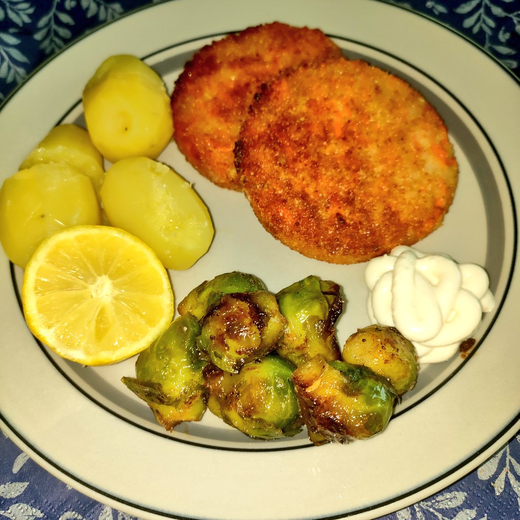 IamHula's tweet image. Lounas oli tänään kasvisvoittoinen ja todella hyvää; pieniä keitettyjä perunoita, porkkanapihvejä, pannulla paistettuja ja hunajalla karamellisoituja ruusukaaleja, sitruunaa ja aiolia. #lunch 
🧄🥕🥔🍋🥬😋