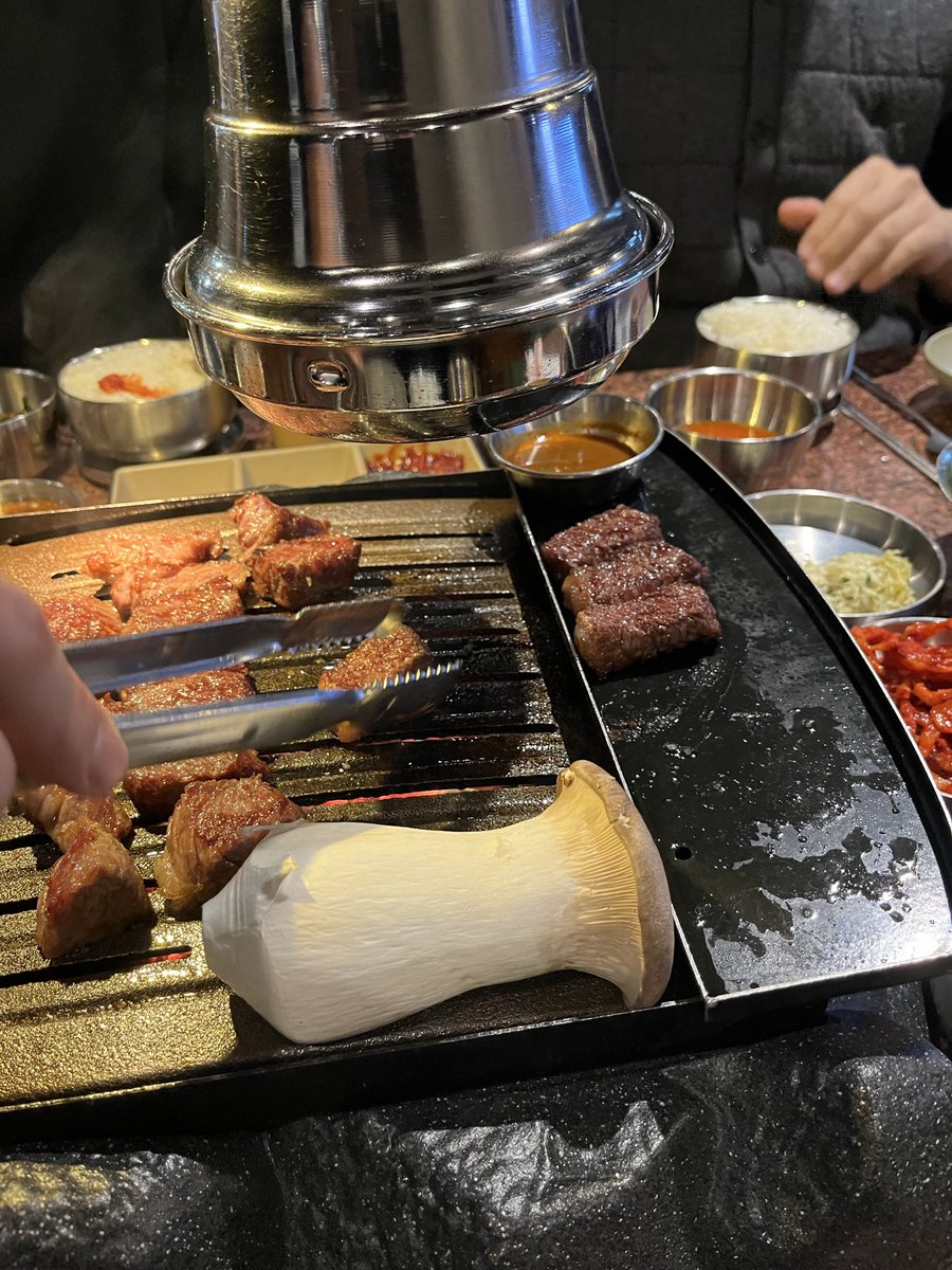 비가 주륵주륵이라 
고기가 땡겨서 먹었네요

뭐드시나요?
