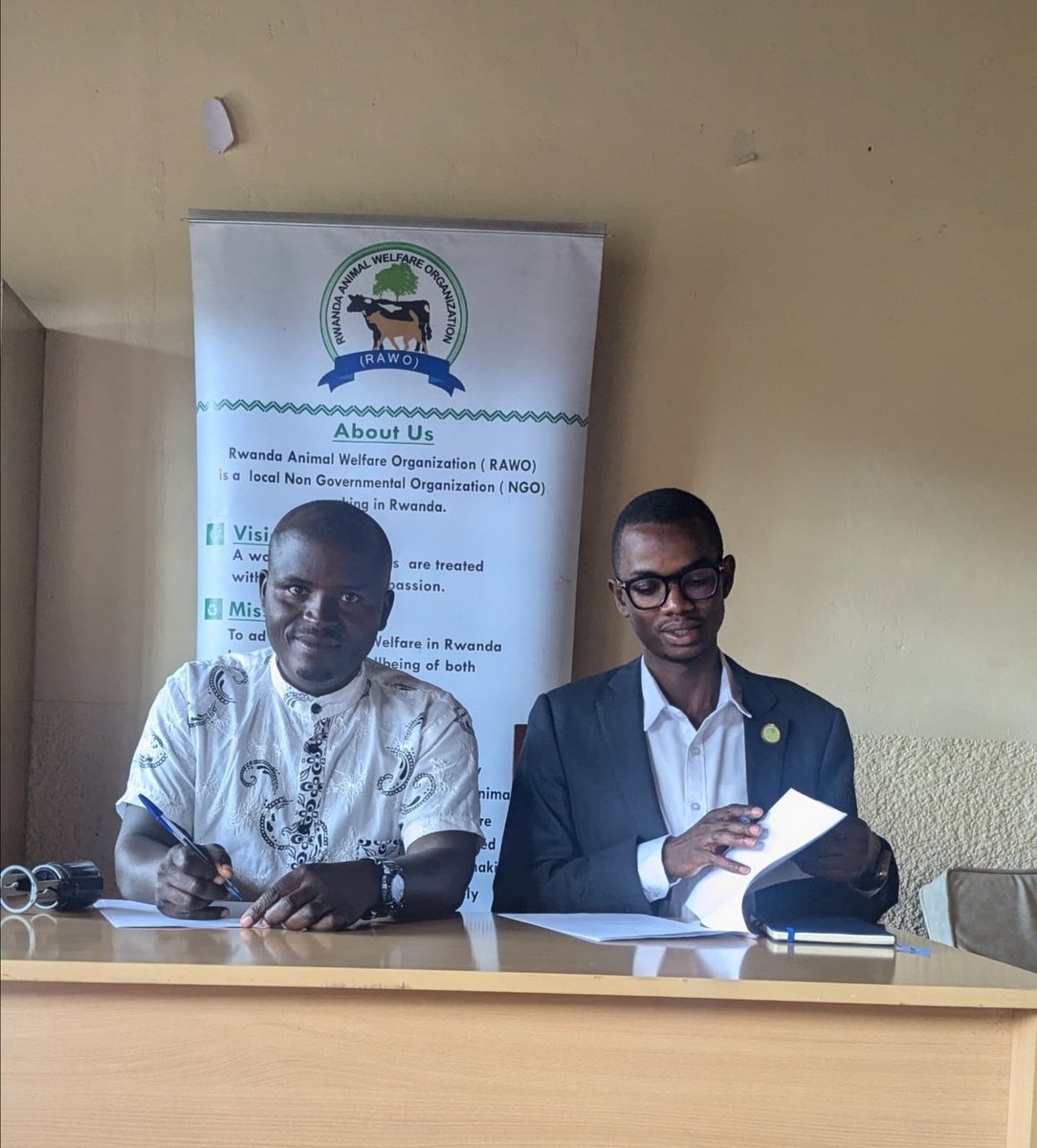 amr_initiative's tweet image. 𝐎𝐟𝐟𝐢𝐜𝐢𝐚𝐥 𝐏𝐚𝐫𝐭𝐧𝐞𝐫𝐬𝐡𝐢𝐩 𝐀𝐧𝐧𝐨𝐮𝐧𝐜𝐞𝐦𝐞𝐧𝐭

We are pleased to announce the signing of an #MoU between @RAWO_Rwanda and AMR Initiative Rwanda, officially signed by our Founder, @MarcelIshimwe1  and Dr. Masengesho Jean Claude, Executive Director of RAWO.

1/3