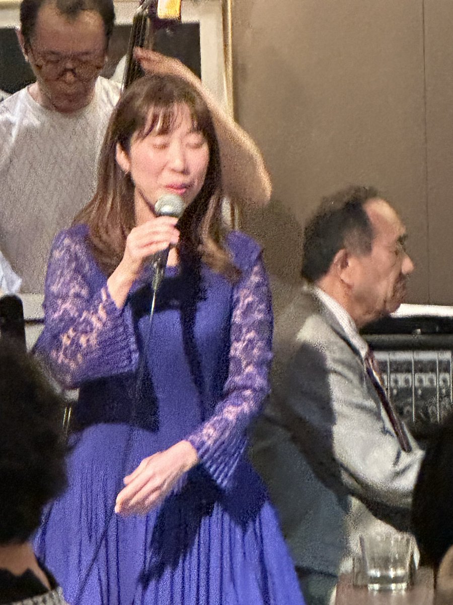 今宵は浅草のJAZZ BAR SHIZUKAで、飯田敏彦トリオ🎹🎻🥁&amp;飯田さつきさん🎤のライブを楽しんでます🌈
昨年70周年を迎えた飯田ジャズスクールの学院長親子👩‍❤️‍💋‍👨共演ライブ💓
お父様への温かい愛情溢れるさつきさんのコメントにウルウル🥹
お席🈵✨✨✨

#飯田敏彦トリオ
#飯田さつき
#飯田ジャズスクール
