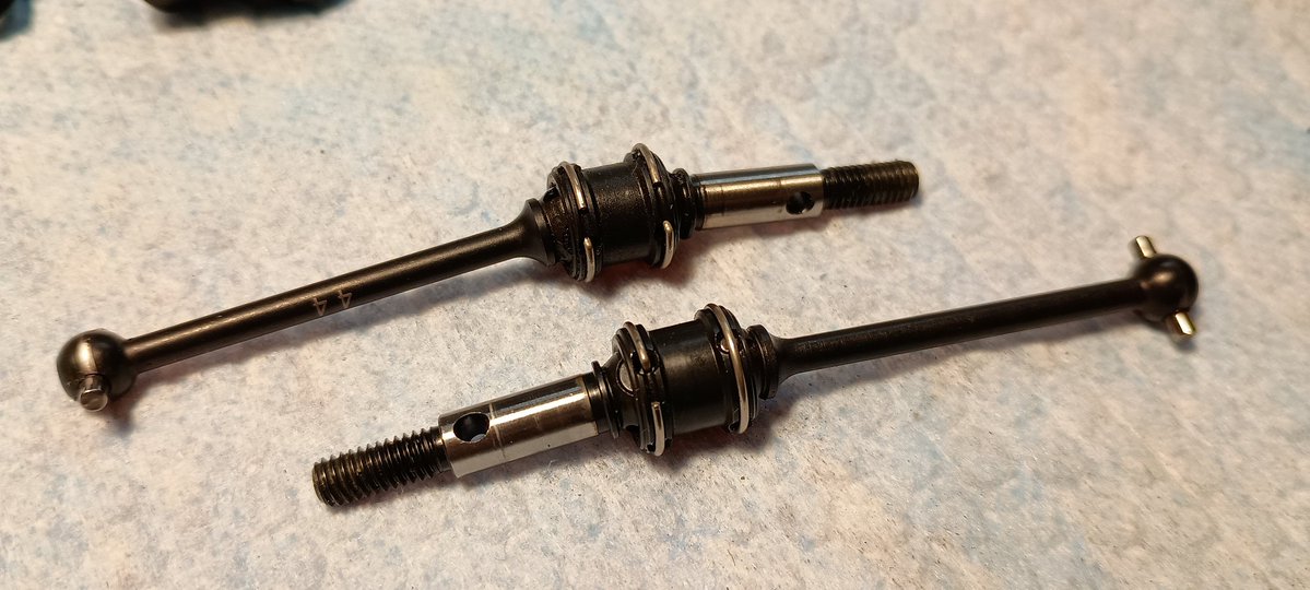 noriponRC's tweet image. お晩です‼️
TA07 Rくんレストア全集中、ステフナー組んで足回りの組み立てでスト〜ップ💦
ダブルカルダンのクリップ逆向きは予想してたけど、まさかCハブが4°と6°混在、しかもどっちも左用ってそりゃ走らんわ💢

明日カーボン4°のOP-1580買ってこよ🤣

#タミヤ #TA07R #AWD #フジビュー #ラジコン広場