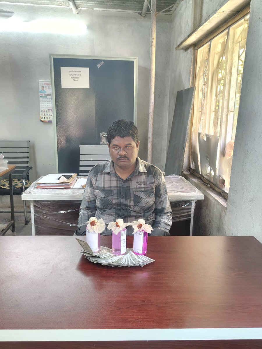 NewsMeter_In's tweet photo. #Telangana:
@TelanganaACB trap in #Peddapalli District
#RevenueInspector Sedanka Sriman of Anthargam Mandal was caught red-handed by ACB Karimnagar on April 9 while accepting a ₹10,000 bribe.
He allegedly demanded the #bribe to conduct a #landfield enquiry under the #BhuBharathiAct-2025 and submit a #report to the #Tahsildar.
The tainted #cash was recovered from his possession.
He has been arrested and will be produced before the Special Judge for ACB cases in #Karimnagar.
#Case under #investigation.
Complainant details kept confidential.
#ACB #Telangana #CorruptionFreeIndia #AntiCorruption #Peddapalli