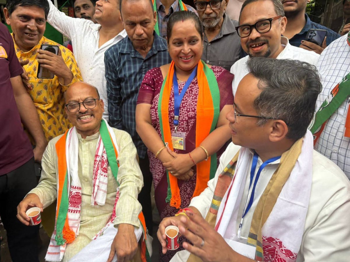 HiranyaBezbaru1's tweet photo. This is why Jorhat is called the most prestigious and cultural constituency in Assam...Both rivals sharing a good laugh with a cup of tea in hand... This is how politics and politicians should behave... https://t.co/lfhN327mpt