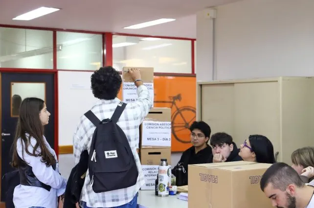 LT8 am830 tweet media