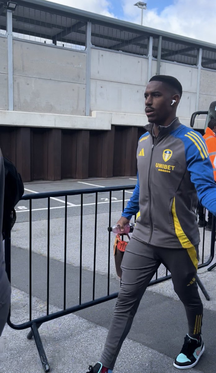 TrentG1919's tweet photo. Junior Firpo, junior Firpo, junior Firpo and junior Firpo
#LUFC https://t.co/0UpPdhbLqk