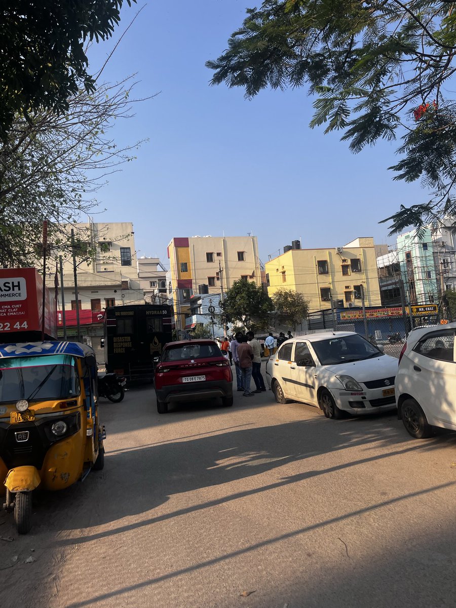 Prajwal11762077's tweet photo. ప్రభుత్వ స్థలాలలో పార్కింగ్ నిర్వహిస్తూ డబ్బులు వసూలు చేస్తున్న అల్ల్విన్ కాలనీ కమిటీ సభ్యులు 276 సర్వే నంబర్‌లో హైడ్రా కొంత స్థలాన్ని ఫెన్సింగ్ వేయకుండా వదిలివేసిన విషయం గమనించాము. దయచేసి దీనిపై పరిశీలించి, ఫెన్సింగ్‌ను పూర్తిగా ఏర్పాటు చేయాలని కోరుతున్నాము.@CommissionrGHMC https://t.co/avOT09Vp7L