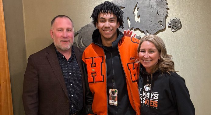 EDGYTIM's tweet photo. Machesney Park Harlem @HarlemHuskiesFB 2027 WR/DB @JacksonC123108 Jackson Cook made a recent spring practice visit to Minnesota more details here  https://t.co/nPkZINfv89 https://t.co/RyJY7w6NAg