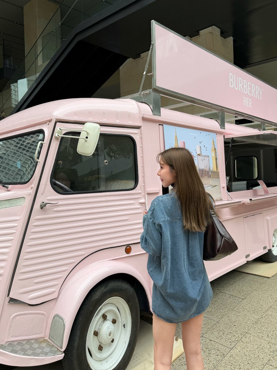 大阪KITTEにあった、
Burberryのカフェトラック映える🌸