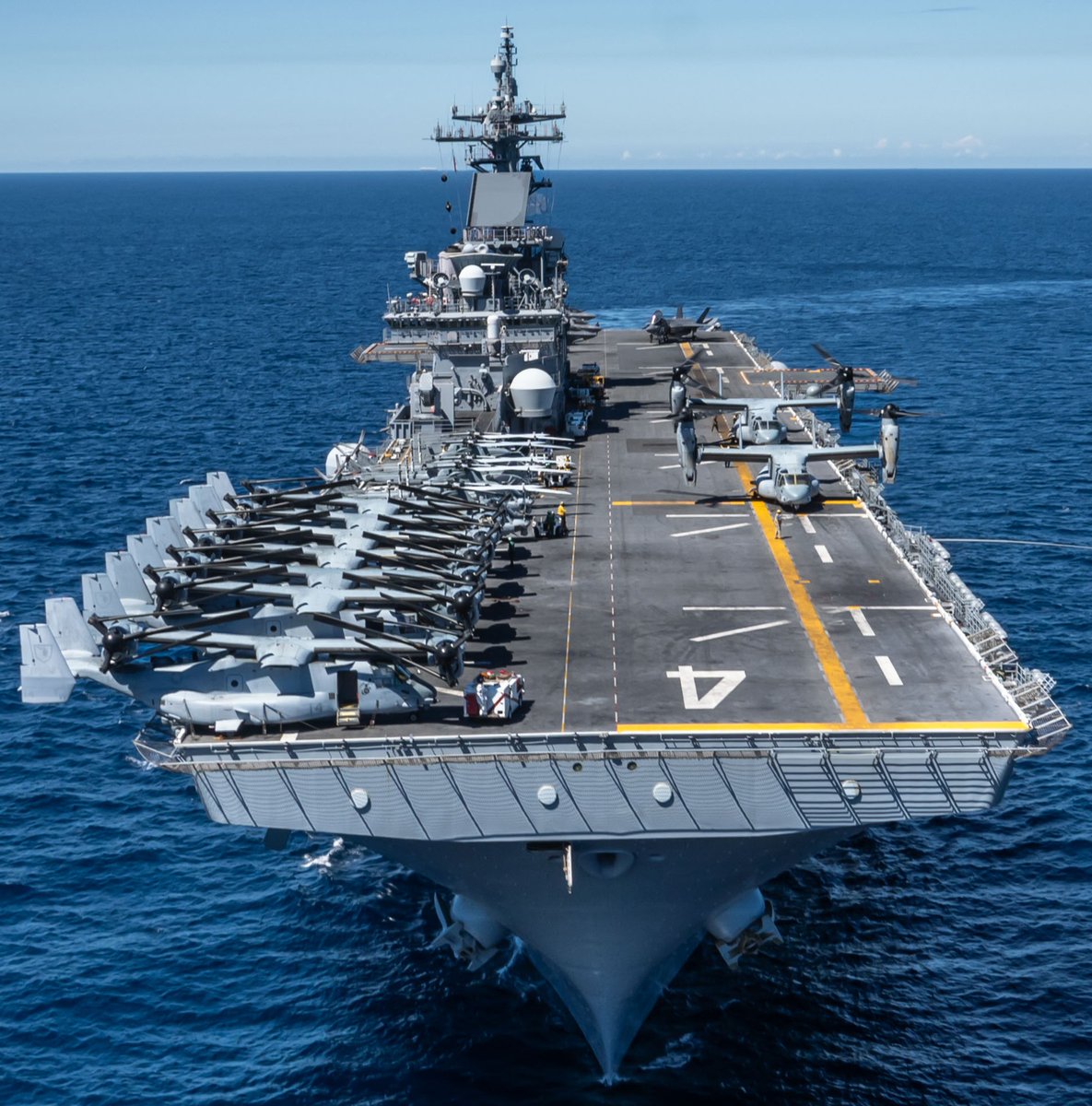 ناو USS Boxer (LHD-4) چی هست و کجاست؟ باکسر یک ناو تهاجمی آبی‌خاکی ...