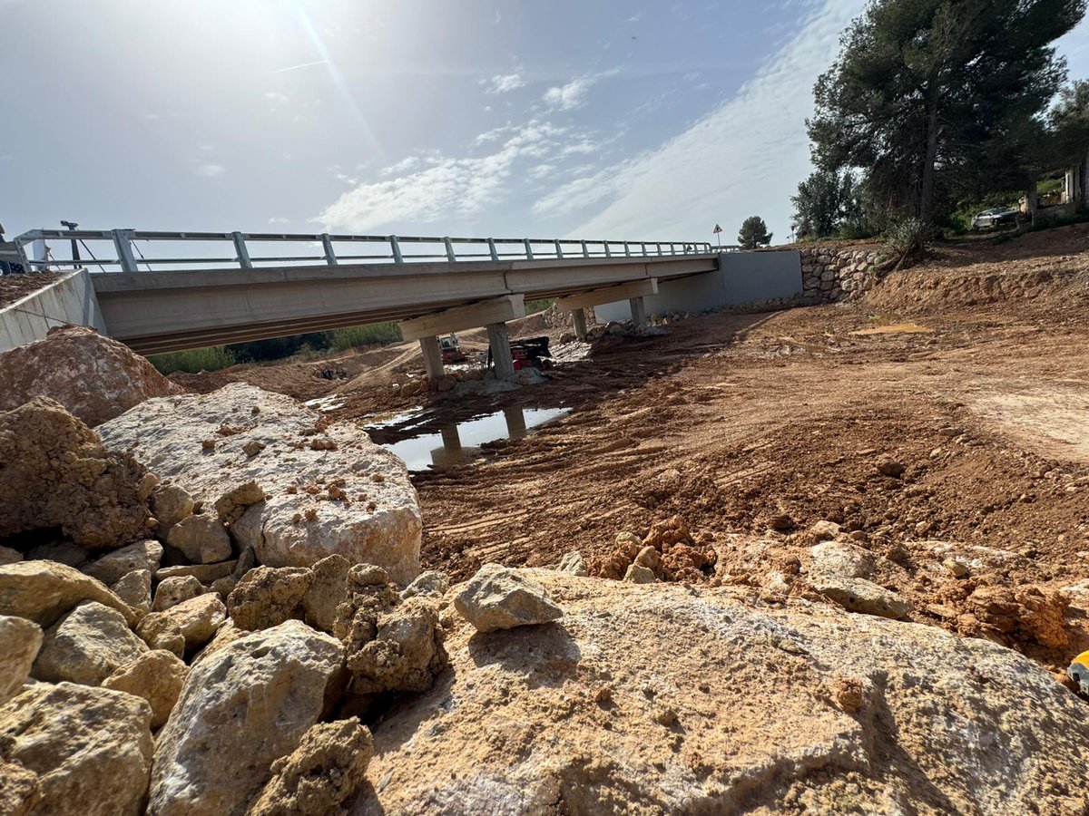 generalitat's tweet image. 🌁 La Generalitat pone en servicio el puente de Pedralba reconstruido tras la #dana

🏞 Se ha diseñado conforme a las características actuales del barranco

✅ Multiplica por 5 su longitud y su capacidad de desagüe

💶 3M€

🛣 @GVAMediAmbient

🔗 breu.gva.es/b/kZsa