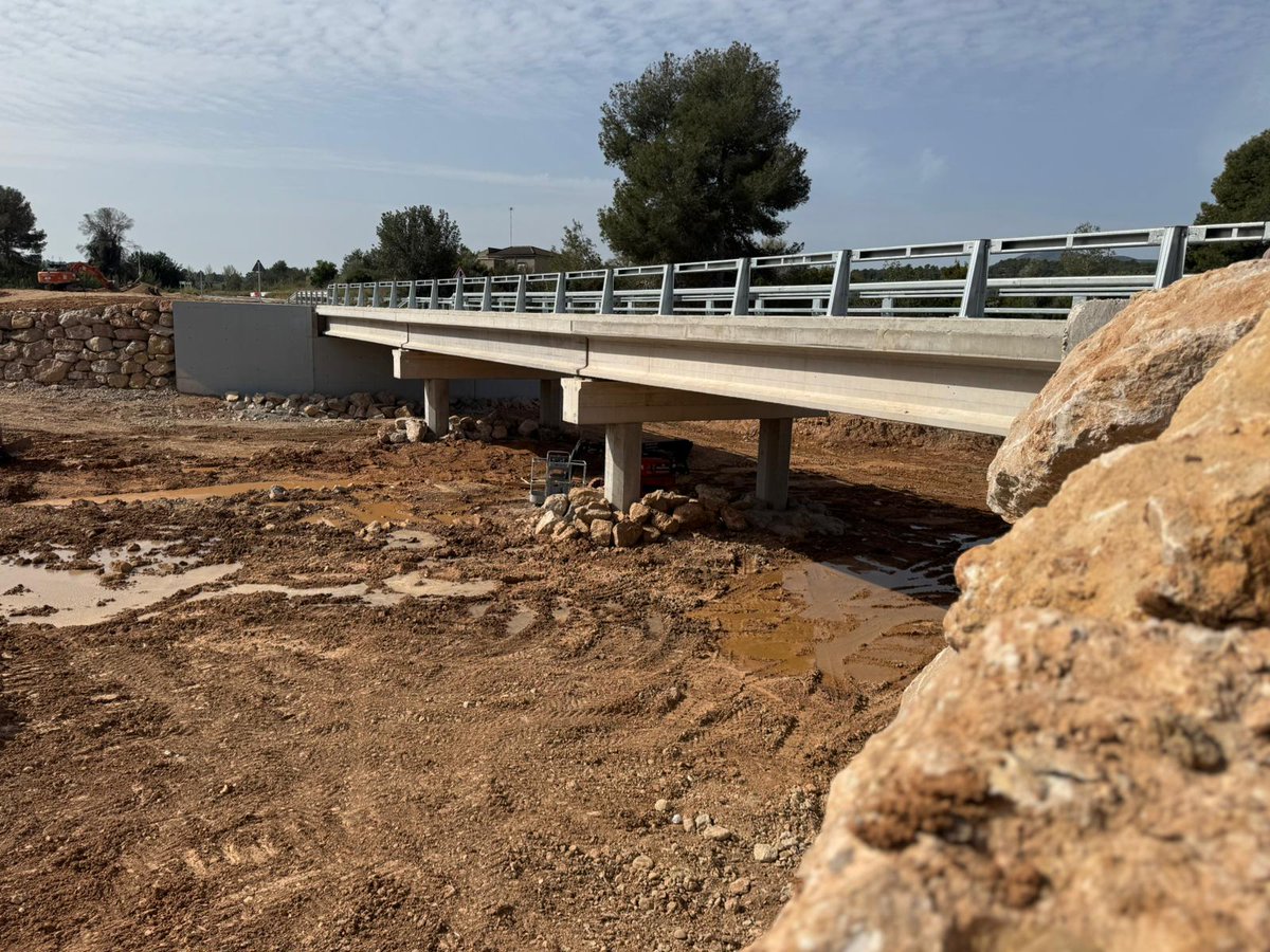 generalitat's tweet image. 🌁 La Generalitat pone en servicio el puente de Pedralba reconstruido tras la #dana

🏞 Se ha diseñado conforme a las características actuales del barranco

✅ Multiplica por 5 su longitud y su capacidad de desagüe

💶 3M€

🛣 @GVAMediAmbient

🔗 breu.gva.es/b/kZsa