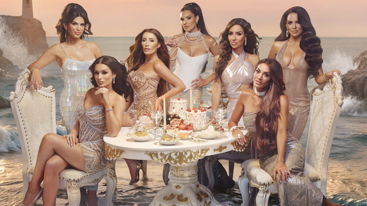 RHLegend32's tweet image. A Traitors seasons but it’s only the casts of #RHOSLC and #RHORI.