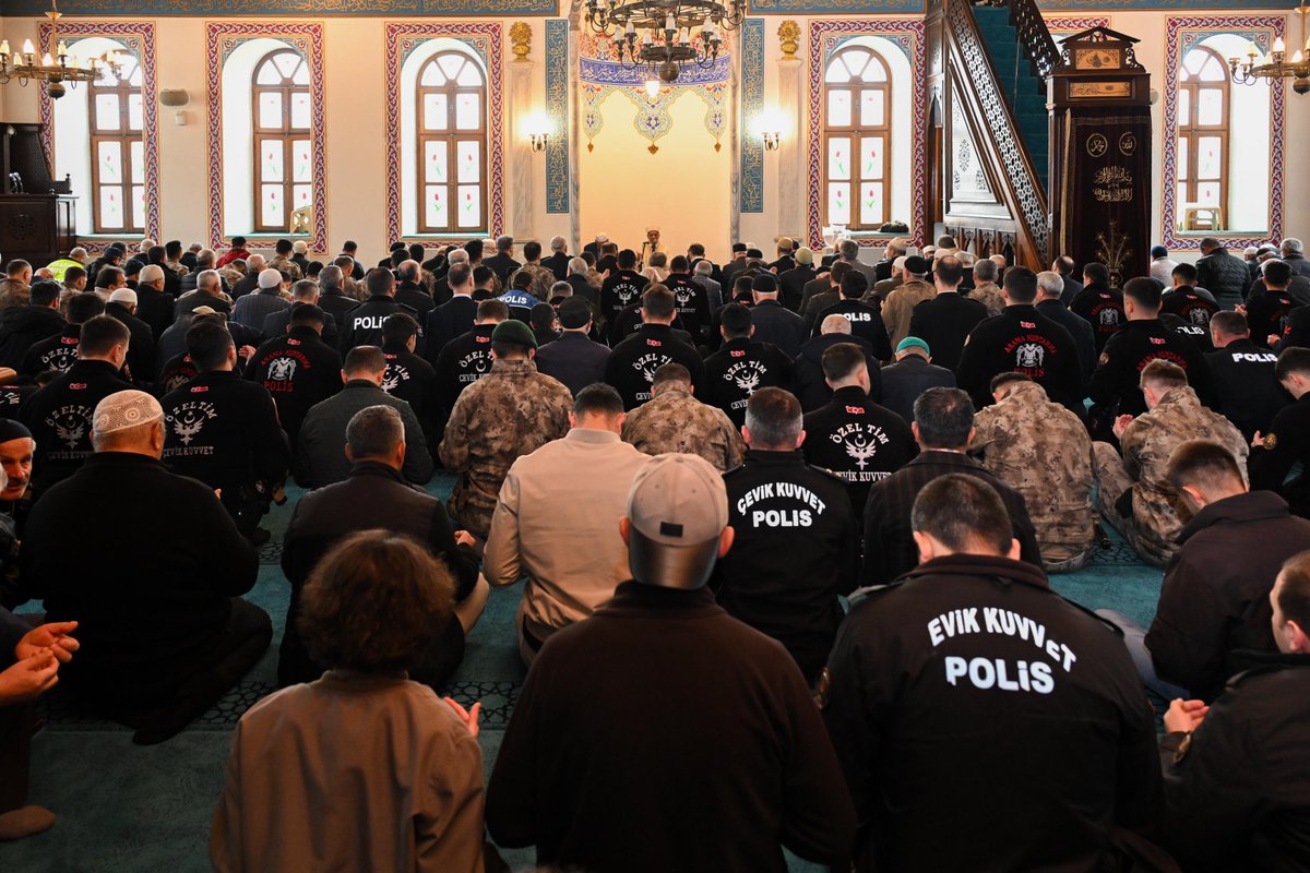 Teşkilatımızın 181. kuruluş yıl dönümü etkinlikleri kapsamında; Valimiz Sayın İlhami AKTAŞ ile birlikte İl Emniyet Müdürümüz Sayın Faruk KARADUMAN ve Müdürlüğümüz kadrosunda görevli meslektaşlarımızın katılımıyla aziz Şehitlerimizin ruhlarına Fevziye Camii’nde Mevlid-i Şerif