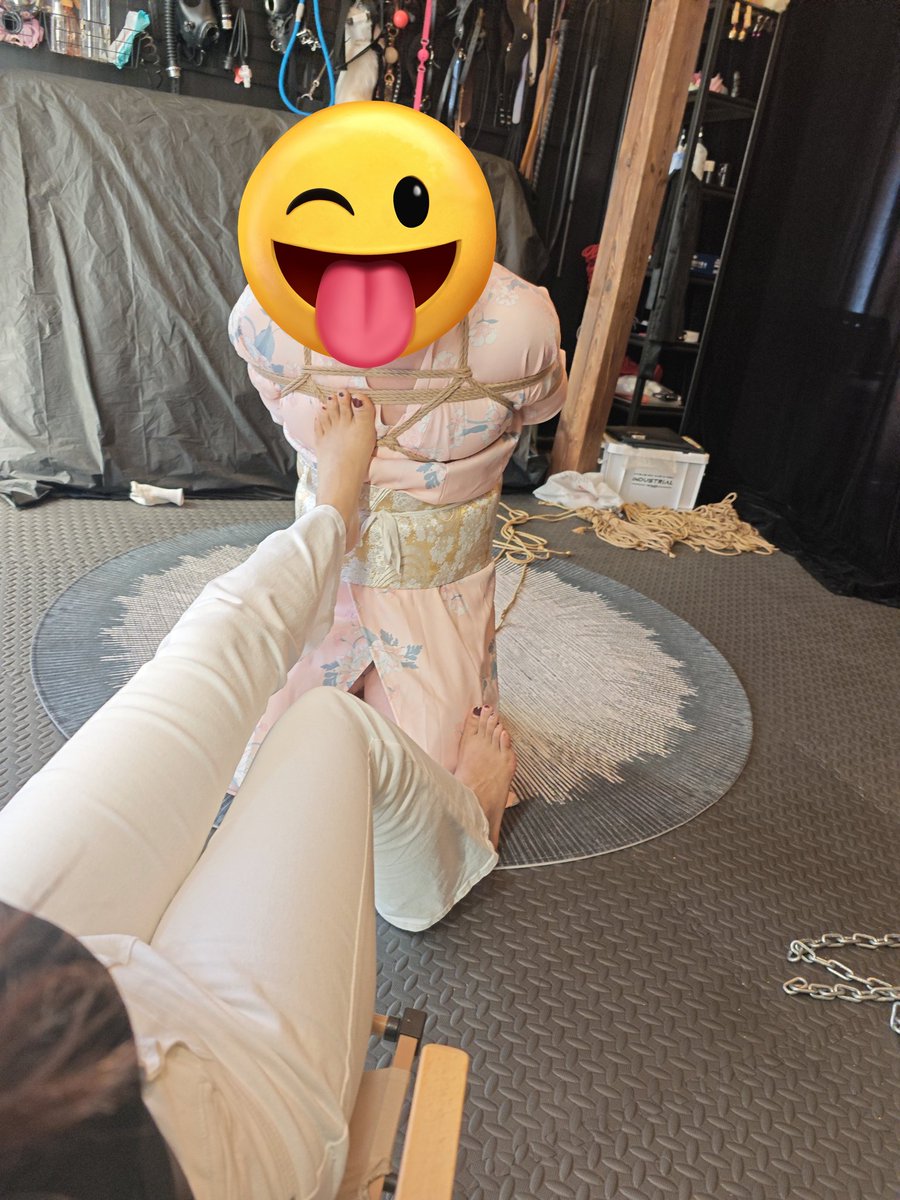jixioxio130446's tweet photo. 还看什么，爬过来舔呀～
#裸足 #ts #sm #绳艺 #捆绑 https://t.co/J7R00Rqd6a