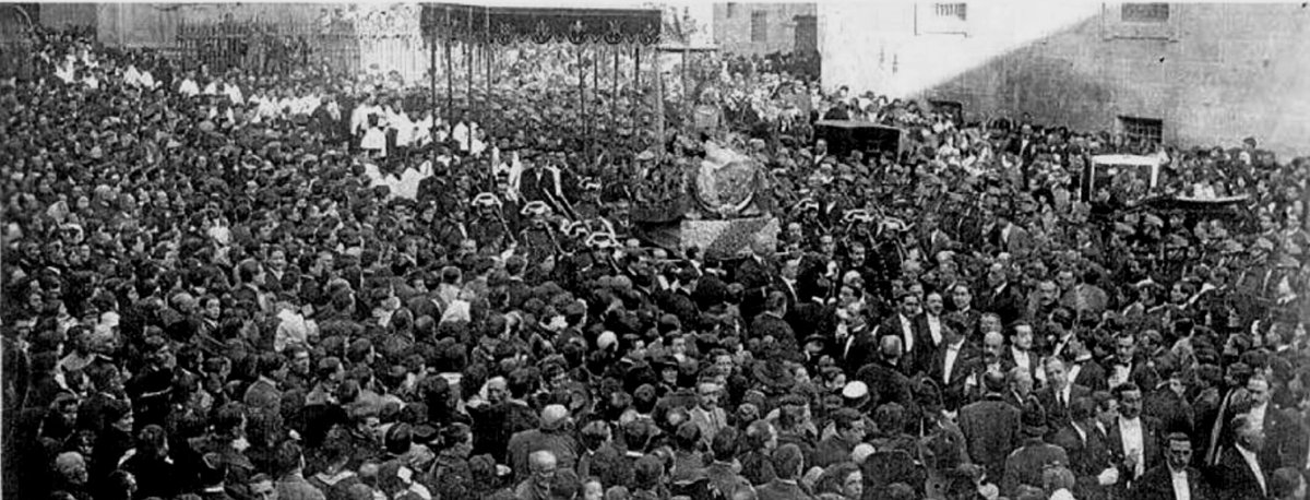 El 9 de abril de 1939 (hace 87 años) supuso el regreso de las procesiones tras 8 años, con una salida extraordinaria de la Patrona. La Virgen de las Angustias protagonizó esta procesión de acción de gracias por el final de la Guerra. <a href="/AngustiasGr/">VirgenAngustiasGR</a>