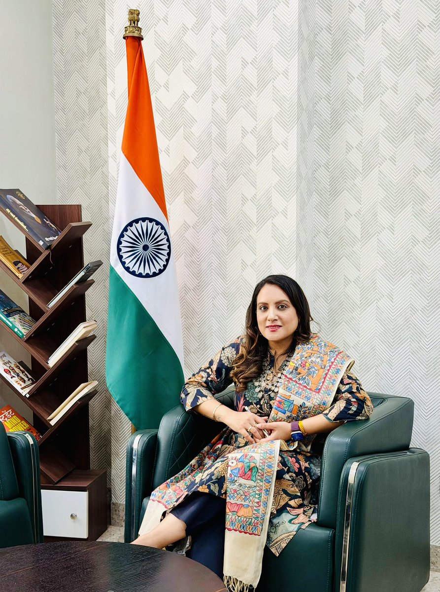 sonalgoelias's tweet image. चलते रहो विश्वास के साथ,

क्योंकि धैर्य, परिश्रम और ख़ुद पर भरोसा ही वह कुंजी है;
जो जीवन की जटिलताओं को पार करने में मदद करती है… 

रास्ते भले ही कठिन हों, 
लेकिन हौसले कभी कमजोर ना होने दें… 

#Motivation
#JourneyOfLife
#NationCalling 🇮🇳