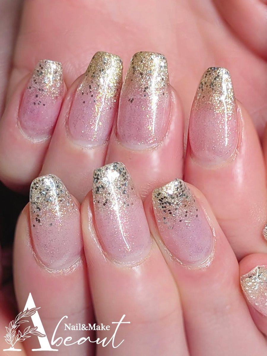 【ブライダルも春は多くなる時期👰お呼ばれの機会も増えますね❣️】

#お呼ばれネイル は、華やかさも欲しいですよね✨
キラキラのラメやグリッターのグラデーションが、上品に輝きぴったりです🤗
いつもありがとうごさいま...

詳細はこちら↓（ネイルブック）
nailbook.jp/design/9911189/