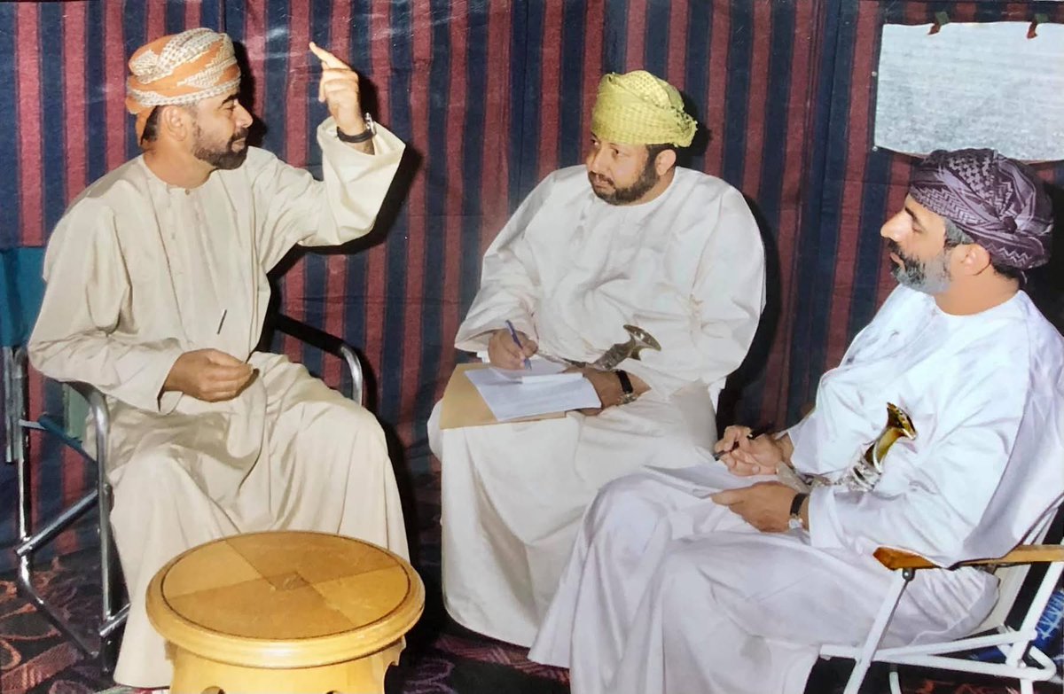 AlsiyabiHamood's tweet photo. ما زال موعدنا مع "نفاف الخريف"
——————————
  حمود بن سالم السيابي 
——————————
كل حسابات التواصل ترثيك ... يا لتعجُّلهم فأنت حيث أنت في المقهى وحولك الندامى والنارجيل الذي يسكب ظلاله على رغوة البُنِّ وصفحات الفناجين. 
وكل رسائل الأحباب تبكيك ... يا لتسرُّعهم ، ألا يجوز أن تتشابه الأسماء ؟. 
ألا يعلمون أن في حافَّة المراهين وحدها ألف ألف محمد وسالم وسعيد. 
أمَا كان الأفضل لو انتظروك إلى أن ترتشف آخر ثمالات قهوتك فينفضّ السامر وتعود إليهم تحت ديمة الضحكات ؟. 
وكل الهواتف الباردة تشتعل بحرقة الفقد ... يا للظنون التي تقيم سرادقات العزاء على رجل وضع كفَّه جهة القلب ، وهو لا يشكو من توجُّعٍ  بل ليجدّد التعبير عن الحب. 
لا عليَّ من كل الذي قرأتُ من رسائل عنك طالما أن بهاتفي خاصيّة الحذف. 
ولن أتوقَّف طويلاً عند المقاطع التي تبكيك طالما أن تقنية المسح على أشدِّها بالهاتف. 
أنا ما زلتُ على خط المقهى أتابع جلستك المنقولة على الهواء لأسمع صخب حديثك كما هي عادتك عند ذِكْر  عمان ، فأنت العاشق الذي لا يكتم الحب. 
ومذ عرفتك وأنت تتحدث عن الوطن بصوت كالرعد وذلك أجمل مباهاتك. 
ومذ عرفتك وأنت تفكِّر بصوت مسموع لأجل عيني عمان ، وذلك البوح الذي تفاخر به لترصِّع الزمن بشهادتك. 
ومذ عرفتك في ربيعيات العمر وحكايتك واحدة لا تتغير إلا لمجرد الإسهاب بالتفاصيل ، ومع ذلك تنفتح كل المسام لتسمعك بدهشة السرد الأول ، فلديك الكثير لتقوله ولديَّ مبرراتي لأسمعك. 
معك عرفتُ جبال ظفار شجرة شجرة ، فالقبائل التي علَّقتْ "سِعَنّ" الماء ما تزال هنا لتشرب فمورد المراهين لن ينضب.  
والمواقد التي أشعلها آباؤك ما تزال تحتطب شجر الجبال ولم تنطفئ ، فلمثل أجدادك تتسابق القوافل وتصطخب الجبال والسهول بالرغاء. 
ومعك عرفتُ تفاصيل قصر الحصن والهامات التي تفترش سماط جلالة السلطان سعيد بن تيمور كل جمعة ، فهناك كان "بوشناجل" بسباعيته وشهامته وشموخه. 
وعرفتُ معك "الثورة" والرجال الذين امتشقوا الكلاشنكوف ، وصعدوا الجبل لأجل الوطن. 
وعرفت منك ومعك الرجال الذين كسروا بنادقهم ونزلوا مع الغيم إلى السهل ليوقعوا بالدم قصائد الإنتماء للوطن. 
وكل الثقافة الظفارية التي حصدتها كنتَ دوما المصدر والمنبع فمنك عرفت "البرعة" و"هبوت" الأعياد ومفردات القصائد الجبالية. 
ومعك عرفتُ اللبان الذي يلمع كالعسجد واللبان الشفاف كالكهرمان ، واللبان الذي يخلط مع غيره ليتكوّن منه البخور الظفاري الذي يحرقه الفرح ، واللبان المسافر إلى الحضارات ليمدّ جسورا من العطر مع عمان. 
 وعرفتُ منك النارجيل الألذَّ من الشهد والنارجيل المهجَّن مع سلالات الهند وبنجلاديش. 
ها أنت يا أبا سالم ترحل كما يَّدعون فينثال عمرٌ من الزهوّ والإنكسار والنجاح والخيبات. 
وإذا بالمواقف التي جمعتنا تثور فجأة ، وإذا السيوح السلطانية التي احتوتنا تخرج بنوقها وبقطعان المها والأيائل وبالتَّمْصورة البدوية والقهوة البدوية وببراقع البدويات. 
وكل العواصم والمدن والفنادق التي غشيناها معا تطلَ من الجغرافيا لتقاتل الذاكرة. 
أتذكَّرُ يوم جئنا إلى الإعلام من مناخات متباينة فكبرنا فيه كأعمار لا كمواقع ، وخرجنا وما زال حنينا للمنازل الأولى. 
واشتبكنا كثيرا ككل أفراد الأسرة الواحدة ، ولكن ما أن يحل "العتيم" حتى يجمعنا القنديل وصحن "العيش" ولمَّة العائلة لندوس على الخلافات. 
وتخاصمنا مرارا ككل الزملاء في الصف الدراسي الواحد ، وإذا ما حلّ المساء تذكرنا دفاتر الواجب المدرسي فتواصلنا ل"نغشش" بعضنا بمواضيع الرسم والإنشاء. 
لذلك سأبقى شيخي محمد بن سالم المرهون على قناعتي بأن رحيلك مزحة "الجروبات".
وسأبقى يا أبا سالم على يقيني بأنك في ذات المقهى الأثير لديك تدير الجلسات وتنفخ في جمر الفناجين. 
وأنَّ موتك تعجُّلٌ "واتسبي".  
وسأبقى أطالع شاشة هاتفي ليومض برقمك لتؤكِّدَ على موعد ضربناه فمثلك لا يخلف المواعيد. 
وسأنتظر الخريف ليأتي ومعه بشارات "النَّفاف" لأزور بيتك الجديد الذي أغريتني بصوره في ذاكرة الهاتف. 
وإلى أن نلتقي مع نفاف الخريف طبتَ حيّاً وطبتَ حيّاً. 
————————
مسقط في الثامن من أبريل ٢٠٢١م.
أعيد النشر في الذكرى الموجعة لرحيله.