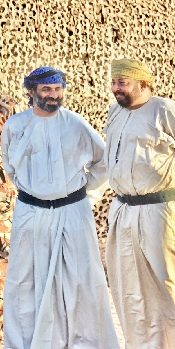AlsiyabiHamood's tweet photo. ما زال موعدنا مع "نفاف الخريف"
——————————
  حمود بن سالم السيابي 
——————————
كل حسابات التواصل ترثيك ... يا لتعجُّلهم فأنت حيث أنت في المقهى وحولك الندامى والنارجيل الذي يسكب ظلاله على رغوة البُنِّ وصفحات الفناجين. 
وكل رسائل الأحباب تبكيك ... يا لتسرُّعهم ، ألا يجوز أن تتشابه الأسماء ؟. 
ألا يعلمون أن في حافَّة المراهين وحدها ألف ألف محمد وسالم وسعيد. 
أمَا كان الأفضل لو انتظروك إلى أن ترتشف آخر ثمالات قهوتك فينفضّ السامر وتعود إليهم تحت ديمة الضحكات ؟. 
وكل الهواتف الباردة تشتعل بحرقة الفقد ... يا للظنون التي تقيم سرادقات العزاء على رجل وضع كفَّه جهة القلب ، وهو لا يشكو من توجُّعٍ  بل ليجدّد التعبير عن الحب. 
لا عليَّ من كل الذي قرأتُ من رسائل عنك طالما أن بهاتفي خاصيّة الحذف. 
ولن أتوقَّف طويلاً عند المقاطع التي تبكيك طالما أن تقنية المسح على أشدِّها بالهاتف. 
أنا ما زلتُ على خط المقهى أتابع جلستك المنقولة على الهواء لأسمع صخب حديثك كما هي عادتك عند ذِكْر  عمان ، فأنت العاشق الذي لا يكتم الحب. 
ومذ عرفتك وأنت تتحدث عن الوطن بصوت كالرعد وذلك أجمل مباهاتك. 
ومذ عرفتك وأنت تفكِّر بصوت مسموع لأجل عيني عمان ، وذلك البوح الذي تفاخر به لترصِّع الزمن بشهادتك. 
ومذ عرفتك في ربيعيات العمر وحكايتك واحدة لا تتغير إلا لمجرد الإسهاب بالتفاصيل ، ومع ذلك تنفتح كل المسام لتسمعك بدهشة السرد الأول ، فلديك الكثير لتقوله ولديَّ مبرراتي لأسمعك. 
معك عرفتُ جبال ظفار شجرة شجرة ، فالقبائل التي علَّقتْ "سِعَنّ" الماء ما تزال هنا لتشرب فمورد المراهين لن ينضب.  
والمواقد التي أشعلها آباؤك ما تزال تحتطب شجر الجبال ولم تنطفئ ، فلمثل أجدادك تتسابق القوافل وتصطخب الجبال والسهول بالرغاء. 
ومعك عرفتُ تفاصيل قصر الحصن والهامات التي تفترش سماط جلالة السلطان سعيد بن تيمور كل جمعة ، فهناك كان "بوشناجل" بسباعيته وشهامته وشموخه. 
وعرفتُ معك "الثورة" والرجال الذين امتشقوا الكلاشنكوف ، وصعدوا الجبل لأجل الوطن. 
وعرفت منك ومعك الرجال الذين كسروا بنادقهم ونزلوا مع الغيم إلى السهل ليوقعوا بالدم قصائد الإنتماء للوطن. 
وكل الثقافة الظفارية التي حصدتها كنتَ دوما المصدر والمنبع فمنك عرفت "البرعة" و"هبوت" الأعياد ومفردات القصائد الجبالية. 
ومعك عرفتُ اللبان الذي يلمع كالعسجد واللبان الشفاف كالكهرمان ، واللبان الذي يخلط مع غيره ليتكوّن منه البخور الظفاري الذي يحرقه الفرح ، واللبان المسافر إلى الحضارات ليمدّ جسورا من العطر مع عمان. 
 وعرفتُ منك النارجيل الألذَّ من الشهد والنارجيل المهجَّن مع سلالات الهند وبنجلاديش. 
ها أنت يا أبا سالم ترحل كما يَّدعون فينثال عمرٌ من الزهوّ والإنكسار والنجاح والخيبات. 
وإذا بالمواقف التي جمعتنا تثور فجأة ، وإذا السيوح السلطانية التي احتوتنا تخرج بنوقها وبقطعان المها والأيائل وبالتَّمْصورة البدوية والقهوة البدوية وببراقع البدويات. 
وكل العواصم والمدن والفنادق التي غشيناها معا تطلَ من الجغرافيا لتقاتل الذاكرة. 
أتذكَّرُ يوم جئنا إلى الإعلام من مناخات متباينة فكبرنا فيه كأعمار لا كمواقع ، وخرجنا وما زال حنينا للمنازل الأولى. 
واشتبكنا كثيرا ككل أفراد الأسرة الواحدة ، ولكن ما أن يحل "العتيم" حتى يجمعنا القنديل وصحن "العيش" ولمَّة العائلة لندوس على الخلافات. 
وتخاصمنا مرارا ككل الزملاء في الصف الدراسي الواحد ، وإذا ما حلّ المساء تذكرنا دفاتر الواجب المدرسي فتواصلنا ل"نغشش" بعضنا بمواضيع الرسم والإنشاء. 
لذلك سأبقى شيخي محمد بن سالم المرهون على قناعتي بأن رحيلك مزحة "الجروبات".
وسأبقى يا أبا سالم على يقيني بأنك في ذات المقهى الأثير لديك تدير الجلسات وتنفخ في جمر الفناجين. 
وأنَّ موتك تعجُّلٌ "واتسبي".  
وسأبقى أطالع شاشة هاتفي ليومض برقمك لتؤكِّدَ على موعد ضربناه فمثلك لا يخلف المواعيد. 
وسأنتظر الخريف ليأتي ومعه بشارات "النَّفاف" لأزور بيتك الجديد الذي أغريتني بصوره في ذاكرة الهاتف. 
وإلى أن نلتقي مع نفاف الخريف طبتَ حيّاً وطبتَ حيّاً. 
————————
مسقط في الثامن من أبريل ٢٠٢١م.
أعيد النشر في الذكرى الموجعة لرحيله.