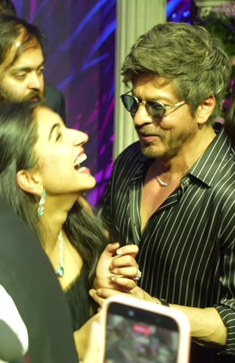 sanaafsal's tweet photo. It's the way Shah Rukh's adorability goes up when he's having a good time 😘 https://t.co/aPYgEfD9kR