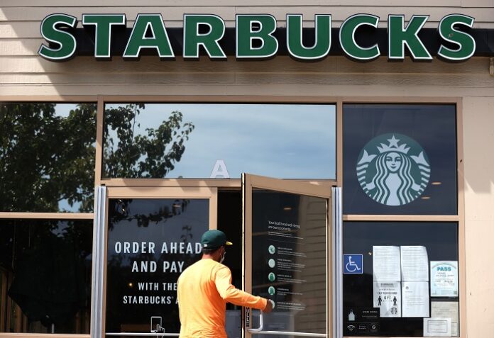 HR_Exec's tweet image. Starbucks is rolling out quarterly bonuses of up to $1,200, weekly paychecks and expanded mobile tipping for U.S. baristas starting this summer. Here's a frontline compensation shift HR leaders should study closely. hrexecutive.com/starbucks-adds…  #StarbucksNews #EmployeeBenefits