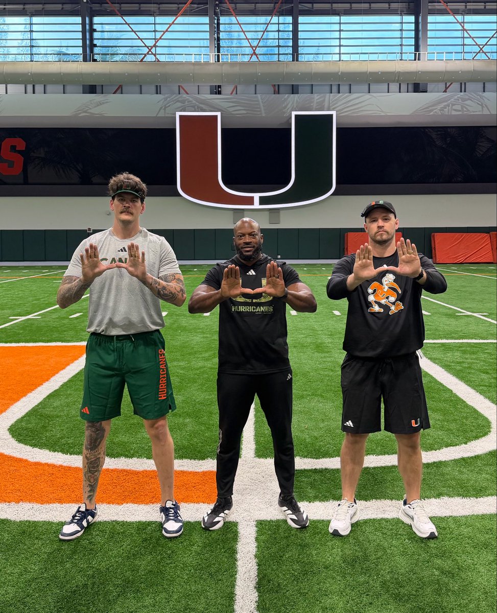 Bussin' With The Boys tweet media