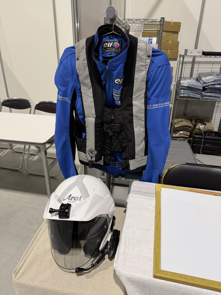 whitebase1's tweet photo. 今年の名古屋モーターサイクルショーでは青ジャージマン展示してます。
無限電光さんも出展されてますので、エアバッグの参考にどうぞ！ https://t.co/6GtxBDPKXW