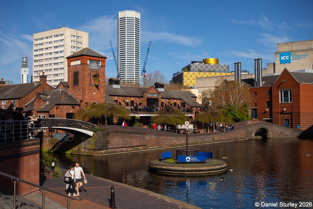 Daniel_Sturley's tweet photo. #Birmingham UK, Old Turn Junction on the #canals with the Malt House Pub, The #Octagon the Library and the ICC π
#BirminghamWeAre #MuddleEarth
#Architecture #AllStyles
#Photography https://t.co/voRlvQ56gd