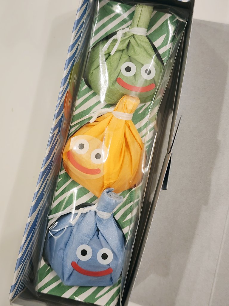 先々週の名古屋と、先週の千葉。
旅行先で日持ちする自分土産を買っておき、少しづつ余韻を楽しむのが好き。スライムは可愛いだけでなくちゃんと美味しかった。
🍵茎茶(山本義雄）
#茶好連