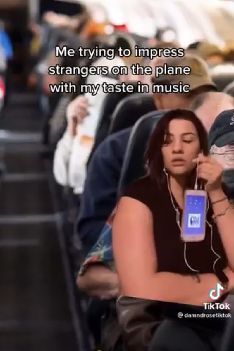 uma bi colada cmg hj no metro ate aumentando o brilho do celular na tela do apple music pra mostrar oq tava ouvindo to mto interessado em ver q vc ta ouvindo o album da slayter