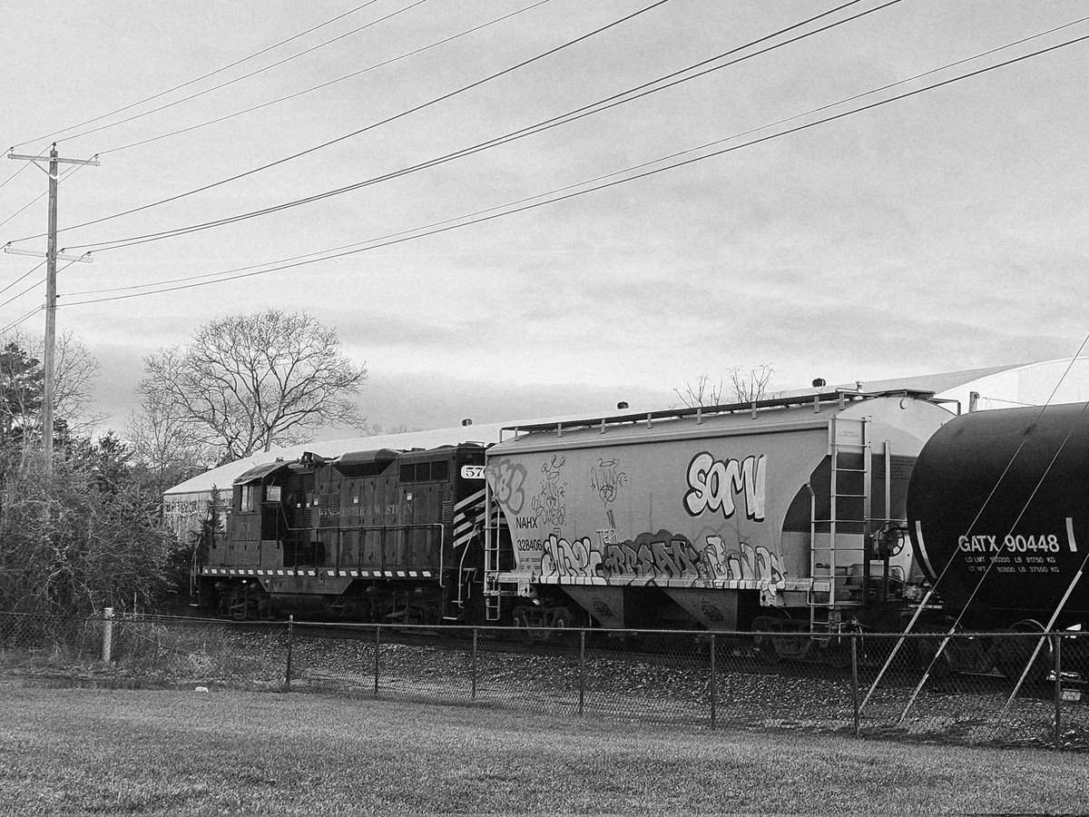 AcyRunway13's tweet image. For a moment 
 The train whistle
   Carries me far away...

But we all need to go to work instead 😝
Happy Thursday all ☕️✨️
#Thursday #morning #train
#thoughts #April #nj #spring 
#bnwphotography