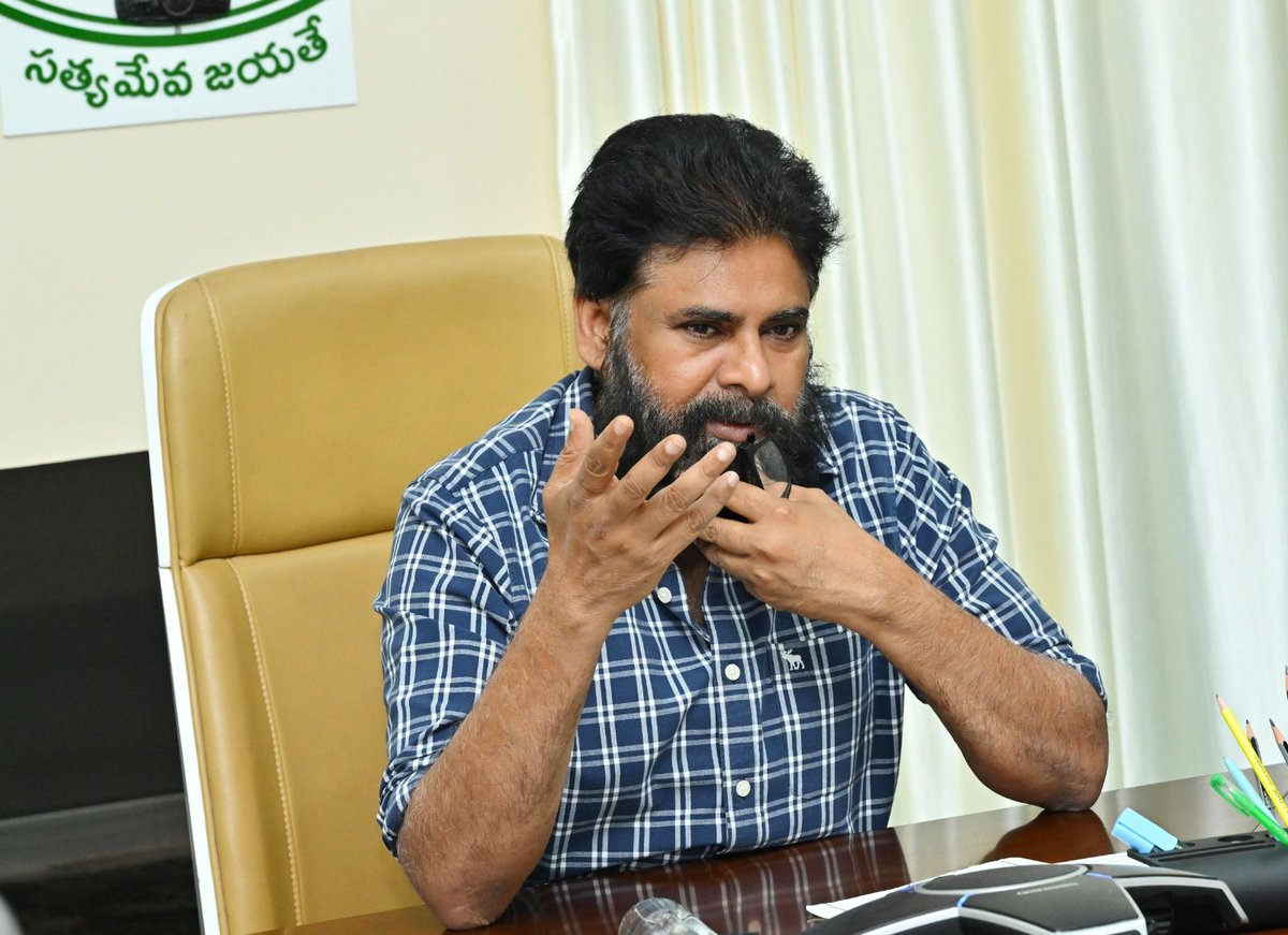 JanaSenaParty's tweet photo. ‘ఏదైనా ఒక ప్రాంతం అభివృద్ధి చెందాలంటే అక్కడ చేపట్టాల్సింది కేవలం నిర్మాణాలు మాత్రమే కాదు, అక్కడ ప్రజల జీవితాల్లో మార్పు తీసుకురావాలి. మౌలిక వసతులు మెరుగుపరచి వారి జీవితాలకు భరోసా ఇవ్వాలి. భవిష్యత్తుపై నమ్మకం కలిగించాల’ని ఉప ముఖ్యమంత్రివర్యులు శ్రీ పవన్ కళ్యాణ్ గారు స్పష్టం చేశారు. అంతర్వేదిలాంటి పవిత్ర ప్రాంతంలో అభివృద్ధి, ఆధ్యాత్మికతతో కలిసి ���డవాలని ఆకాంక్షించారు. ఈ పుణ్యభూమి అభివృద్ధికి కూటమి ప్రభుత్వం బలమైన సంకల్పంతో పని చేస్తుందని హామీ ఇచ్చారు.  గురువారం రాజోలు నియోజకవర్గ పరిధిలో పలు అభివృద్ధి పనులకు వర్చువల్ విధానంలో శంకుస్థాపనలు, ప్రారంభోత్సవాలు నిర్వహించారు. ముందుగా రూ.17.33 కోట్లతో అంతర్వేదిలో నిర్మించిన మంచినీటి పథకాన్ని ప్రారంభించారు. అనంతరం ఒ.ఎన్.జి.సి. నిధులు రూ. 5 కోట్లతో 6 మిలియన్ లీటర్ల సామర్ధ్యం కలిగిన ��్యాపిడ్ సాండ్ ఫిల్టర్ల ఏర్పాటుకు శంకుస్థాపన చేశారు.  ఈ కార్యక్రమంలో జిల్లా ఇంచార్జి మంత్రి, వ్యవసాయ శాఖ మంత్రి శ్రీ  @katchannaidu గారు , స్థానిక శాసనసభ్యులు శ్రీ దేవ వరప్రసాద్ గారు, డాక్టర్ బి.ఆర్.అంబేద్కర్ కోనసీమ జిల్లా కలెక్టర్ డాక్టర్ మహేష్ కుమార్ రావిరాల గారు, గ్రామీణ నీటిసరఫరా విభాగం ఈఎన్సీ శ్రీమతి గాయత్రి గారు పాల్గొన్నారు. 
ఈ సందర్భంగా శ్రీ పవన్ కళ్యాణ్ గారు మాట్లాడుతూ “అంతర్వేద��� శ్రీ లక్ష్మీ నరసింహస్వామి వారి ఆశీస్సులతో ఈ రోజున మీ అందరి కోసం పలు అభివృద్ధి కార్యక్రమాలను ప్రారంభించడం ఆనందంగా ఉంది. జల్ జీవన్ మిషన్ నిధులతో అంతర్వేది దేవస్థానం, అంతర్వేదికర, పల్లెపాలెం, గొంది గ్రామ పంచాయతీల పరిధిలో 13 గ్రామాలకు చెందిన 30 వేల మంది ప్రజల దాహార్తి తీర్చే లక్ష్యంతో రూ.17.33 కోట్లతో నిర్మించిన సమగ్ర రక్షిత తాగునీటి సరఫరా పథకాన్ని  మీ అందరికీ అందుబాటులోకి తీసుకువచ్చాం. ఈ ప్రాజెక్టు 30 వేల మంది తీర ప్రాంత ప్రజల దాహార్తిని తీరుస్తుంది. దీని కోసం 10 ఎకరాల విస్తీర్ణంలో చెరువును అభివృద్ధి చేసి, దానికి అనుబంధంగా 3 మిలియన్ లీటర్ల నీటి శుద్ధి సామర్ధ్యం కలిగిన రాపిడ్ సాండ్ ఫిల్టర్ ప్లాంటు, వాటర్ ట్యాంక్ నిర్మించాం. ఈ ప్రాజెక్టుని అత్యంత ప్రాధాన్యతాంశంగా తీసుకుని ఈ వేసవిలోపు అందుబాటులోకి తీసుకురావాలన్న లక్ష్యంతో గ్రామీణ నీటి సరఫరా విభాగం ఆధ్వర్యంలో య���ద్ధప్రాతిపదికన పనులు పూర్తి చేశాం. ఈ పథకం కోసం గన్నవరం కాలువ నుంచి పంపింగ్ ద్వారా నీటిని తీసుకువచ్చి చెరువులో స్టోరేజీ చేయనున్నాం.
30 ఏళ్ల తాగునీటి కష్టాలకు చెక్    
గతంలో 12 కిలోమీటర్ల దూరంలో అంతర్వేదిపాలెం రక్షిత తాగునీటి పథకం నుంచి ఈ ప్రాంతానికి తాగునీరు సరఫరా చేసేందుకు ఇబ్బందులు తలెత్తేవి. సుమారు 50 గ్రామాలు దాటి నీరు రావాల్సి ఉండడంతో ప్రజల అవసరాలకు సరిపడ తాగు నీరు అందేది కాద��.  30 ఏళ్లుగా తాగునీటి సమస్యతో ప్రజలు ఇబ్బందులు పడుతున్నారు. గతంలో శ్రీ లక్ష్మీనరసింహస్వామి వారి దర్శనానికి వచ్చిన సందర్భంలో ప్రజలు తమ తాగునీటి వెతలు చెప్పుకొంటూ వినతిపత్రం ఇచ్చారు. ఈ రోజు ప్రారంభించిన అంతర్వేది సీపీడబ్ల్యూఎస్ పథకం ద్వారా సమస్యకు శాశ్వత పరిష్కారం దొరుకుతుంది.  వేసవి నీటి కష్టాలు పూర్తిగా తొలగిపోతాయి.  తీర ప్రాంతం కావడం వల్ల ఈ ప్రాంతంలో భూగర్భ జలాలు గృహ అవసరాలకు వినియోగించుకునేందుకు కూడా పనికి వచ్చే పరిస్థితి లేదు. అంతర్వేది సమగ్ర రక్షిత తాగునీటి పథకం ద్వారా పూర్తి స్థాయిలో మీ అవసరాలకు తగిన విధంగా స్వచ్ఛ జలాలు సరఫరా చేసే ఏర్పాటు చేస్తాం. 
ప్రతి ఇంటికీ సురక్షిత తాగునీరు అందిస్తాం  
రూ.5 కోట్ల ఓఎన్జీసీ సీఎస్ఆర్ నిధులతో గుడిమెల్లంక వద్ద ఏర్పాటు చేయనున్న 6 మిలియన్ లీటర్ల సామర్ధ్యం కలిగిన ర్యాపిడ్ సాండ్ ఫిల్టర్ల ఏర్పాటు పనులు ప్రారంభించాం. ఈ పనులు పూర్తయితే గుడిమెల్లంక రక్షిత తాగునీటి పథకం సామర్ధ్యం మెరుగుపడుతుంది. 29 గ్రామాల పరిధిలో సుమారు లక్షా 20 వేల మందికి పూర్తి స్థాయిలో తాగునీరు అందుతుంది.  అలాగే పల్లెపండగ 2.0 కూడా ఇదే రాజోలు నియోజకవర్గం నుంచి ప్రారంభించాం. అదే రోజు శంకరగ���ప్తం డ్రెయిన్ సమస్యపై అధ్యయనం చేసి 35 రోజుల్లో రూ. 20.77 కోట్లతో డ్రెయిన్ ఆధునీకరణ పనులకు ముక్కోటి ఏకాదశి రోజున శ్రీకారం చుట్టాం. గౌరవ ప్రధాన మంత్రి శ్రీ @narendramodi గారి జల్ జీవన్ మిషన్ లక్ష్యాలకు అనుగుణంగా రాష్ట్రంలో ప్రతి ఒక్కరికీ 55 లీటర్ల సురక్షిత తాగునీరు అందించే విధంగా గౌరవ ముఖ్యమంత్రి శ్రీ @ncbn గారి నాయకత్వంలోని కూటమి ప్రభుత్వం ప్రణాళికలు అమలు చేస్తోంది. ప్రతి గ్రామానికీ, ప్రతి ఇంటికీ సురక్షితమైన తాగునీరు అందించే లక్ష్యాలను ముందుకు తీసుకువెళ్తాం” అని చెప్పారు.
