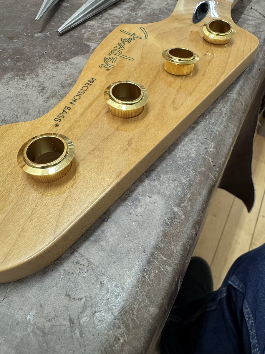 BetaRepairshop's tweet photo. ネックの交換に伴い、ペグの移植。
ブッシュを埋め込むのにペグホールを加工してます。 https://t.co/fhxF9ZrFVH