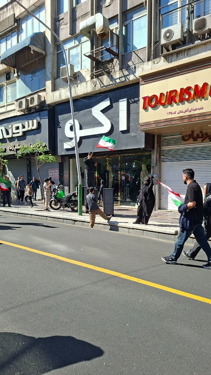 این لوازم صوتی‌فروشی تو جمهوری، ۴تا باند گذاشته بود تو پیاده‌رو، خودشم با پرچم روی باند وایساده بود و پشت هم آهنگ‌های این روزا رو پلی می‌کرد....هر قطعه که تموم میشد مردم شعار میدادن: باشرف باشرف باشرف..
خیلی قشنگی ایران. مثل اون پیرمرد اهل خامنه..