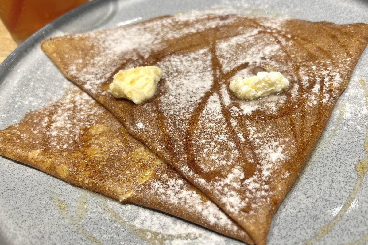 名古屋駅前・JRゲートタワー12階の『BARBARA』に「白桃コンポート・紅茶アイス・アールグレイソースのクレープ」が登場

香り豊かでモッチリ食感の生地と相性抜群

エシレバターを使った芳醇なクレープもオススメです