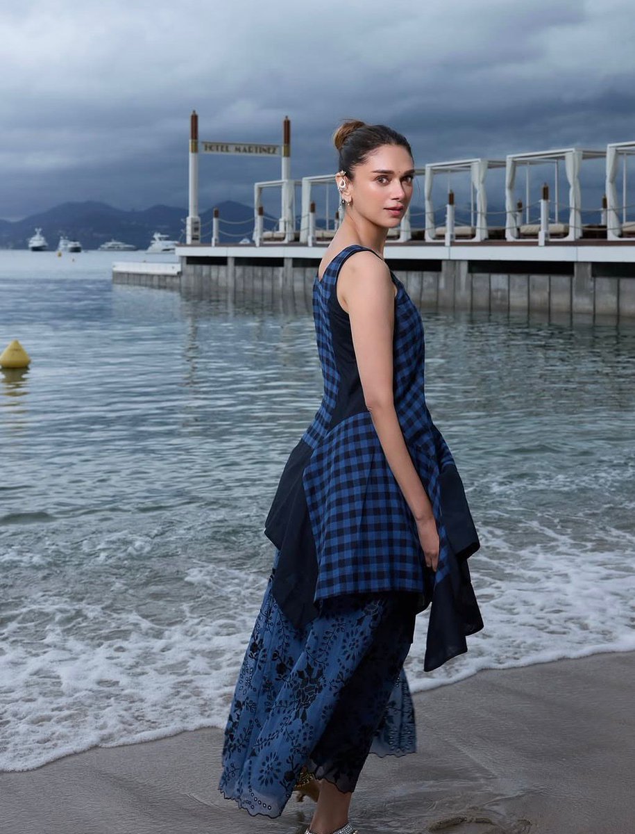 filmfare's tweet image. Checks are trending again, with #Bollywood actresses leading the way. 😎
A perfect mix of classic charm and contemporary cool! 🙌🏻

Which one of these look is your favourite? Let us know in the comments.

#FilmfareFashion