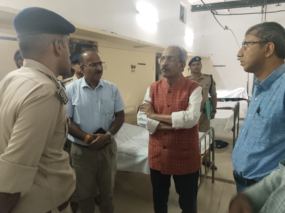 nerailwaygkp's tweet photo. गोरखपुर कैंट-मऊ खंड का निरीक्षण के अंतिम चरण में महाप्रबंधक, पूर्वोत्तर रेलवे श्री उदय बोरवणकर ने आज मऊ स्थित रेलवे सुरक्षा बल बैरक का गहन निरीक्षण कर जवानों को दी जा रही सुविधाओं का जायजा लिया।
#NERUpdates https://t.co/xfkOD5Y9GL