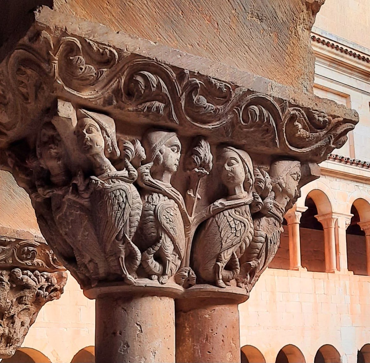 MiguelCalabria3's tweet image. Capitel de bellas arpías del claustro del Monasterio de Santo Domingo de Silos #Burgos s. XI-XII
Las arpías (seres mitológicos) en el  románico
tienen simbolismo negativo: pecados de la lujuria, la gula y la envidia y seres malignos asociados con el infierno.
📸:Dioni Mulas Mulas