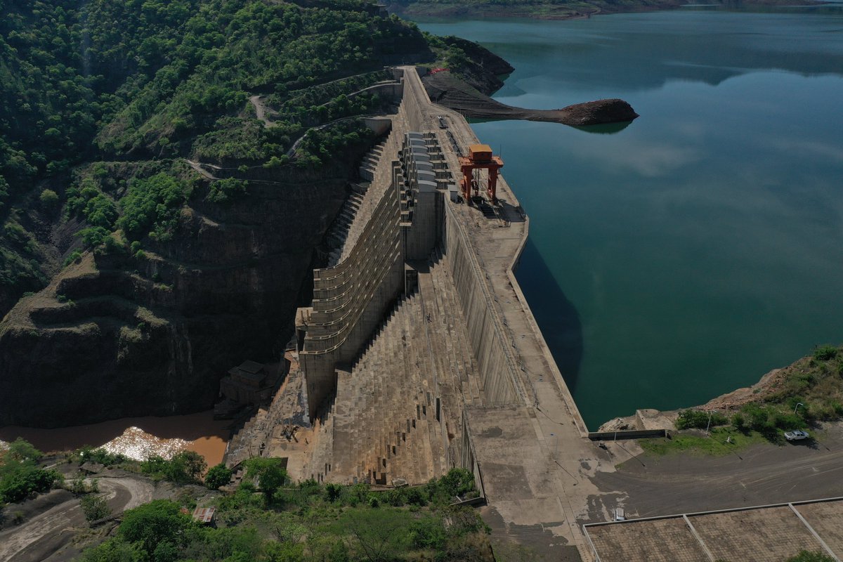 EEPethiopia's tweet image. Ethiopia is powering up! 🇪🇹⚡
National capacity has hit a record 9,760 MW, driven by the #GERD’s massive 5,150 MW contribution. With our 17,000 MW vision in sight via Koysha &amp;amp; new #IPP geothermal projects, we are cementing our role as East Africa’s green energy hub. 
#Ethiopia
