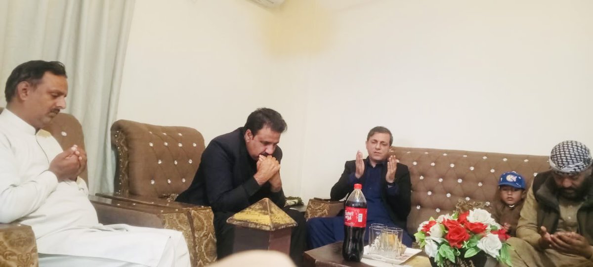 پاکستان تحریک انصاف مظفرآباد کے متحرک نوجوان رہنما، سیاسی و سماجی شخصیت ثاقب کیانی مرحوم کی قبر پر حاضری اور ان کے اہلِ خانہ سے تعزیت کا موقع ملا۔

ثاقب کیانی ایک مخلص، باوفا اور نظریاتی ساتھی تھا، جو آخری سانس تک عمران خان کے نظریے کے ساتھ ڈٹ کر کھڑا رہا۔ اس کے ساتھ گزارے ہوئے