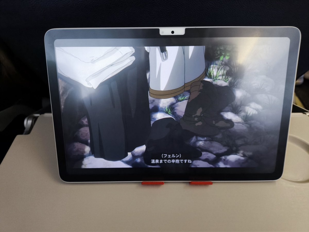 maybay747's tweet image. スマホスタンドを改良して持参しました
前回は飛行機や新幹線のトレーの上で滑りまくりましたのでw、接地面をTPUで作り直して凹凸をつけてみました
背中側もTPUで中空にして、乗せたものの重さでムニュっと沈むようにしてみました🤔
２時間ほどビデオを観ましたが横滑りなし、いける😆

#３Dプリンタ