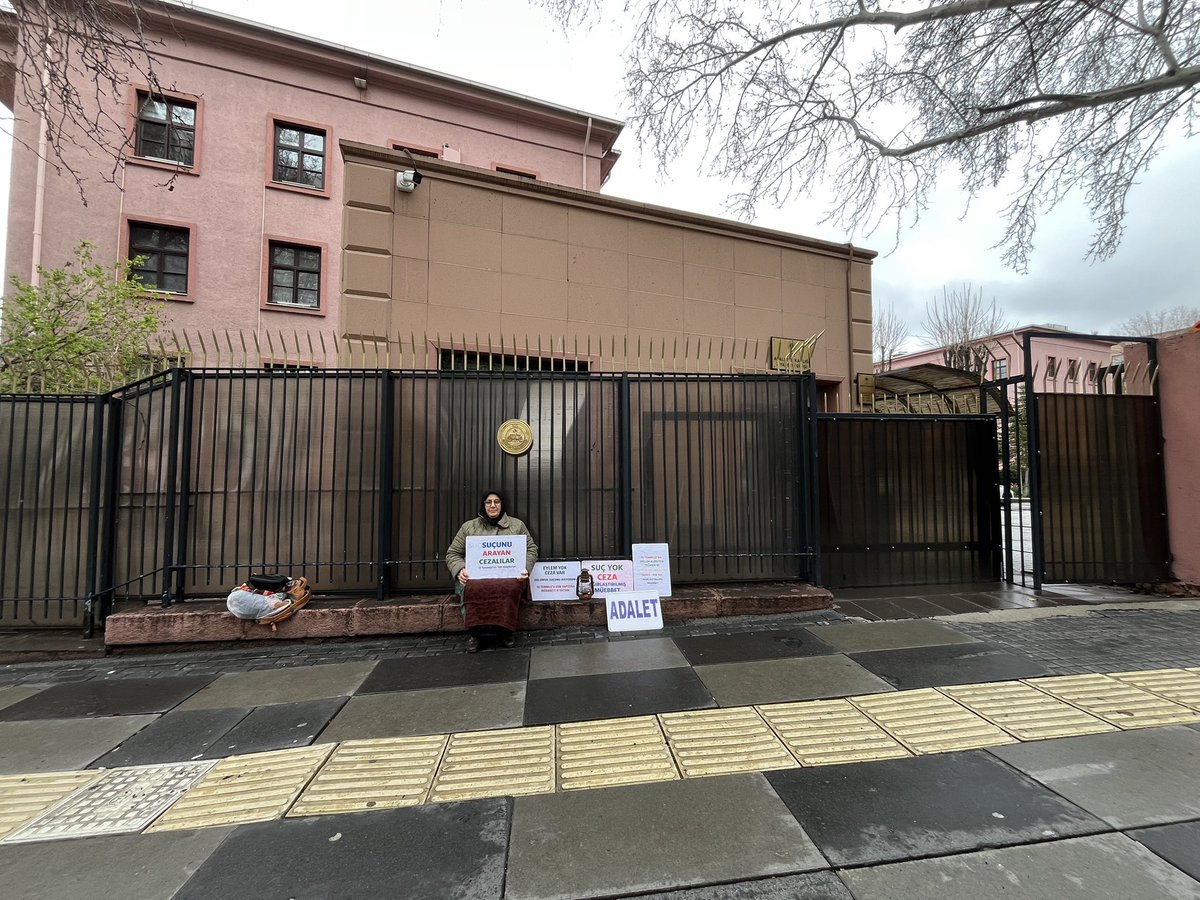 Eğer bir gün sorarlarsa,
“oğlu hukuksuzluğa uğradığı için adalet nöbeti tutan bir anne” demeyin.!!

Deyin ki:
O, oğlunun yaşadığı ülkede adalet çarkı kırıldığı için
herkes adına adalet arayan bir anneydi.

Sadece kendi evladının değil,
adaletsizliğe uğrayan herkesin sesi olmaya