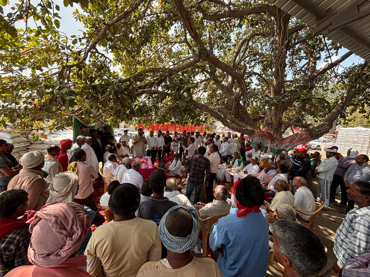 आज फरीदाबाद की सबसे बड़ी मंडी मोहना एवं जिला पलवल मंडी में जाकर किसानों से मुलाकात की एवं उनकी समस्याओं को सुना…

मंडियों में व्यवस्थाएं बदहाल हैं और किसान अपनी ही मेहनत का हक पाने के लिए दर-दर भटकने को मजबूर है।

हर किसान की जुबान पर नाम से लेकर भरोसा सिर्फ चौ. अभय सिंह जी