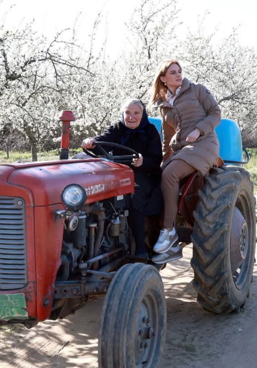 AVetnica u Toplici najavila izgradnju krsta od naših para, otvorila igralište izgrađeno od naših para, poklonila naše pare za  jedno vozilo i otišla da se provoza na traktoru. 

Vidi se da uživa i da je jako srećna. To je njoj njena borba dala. 

A vi kako ste?