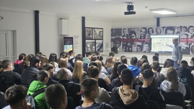 За ученике основних школа из Козарске Дубице, Јавна установа „Спомен-подручје Доња Градина“ организовала је радионицу под називом  „Пробој логораша“. Предавач виши кустос Дејан Мотл.
rtv-kd.com/za-osnovce-iz-…