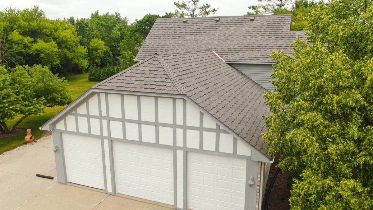 ShakeGuys's tweet photo. DID YOU KNOW?🧐 Shake Guys also offers EcoStar Synthetic Cedar &amp; Slate Roofing? Here's an EcoStar Majestic Niagara Shake Roof that the Shake Guys Team installed in Long Grove, IL! 🤩

🖱Learn More>> https://t.co/gp5ZvUfnTY https://t.co/zlP0f6Nkrq