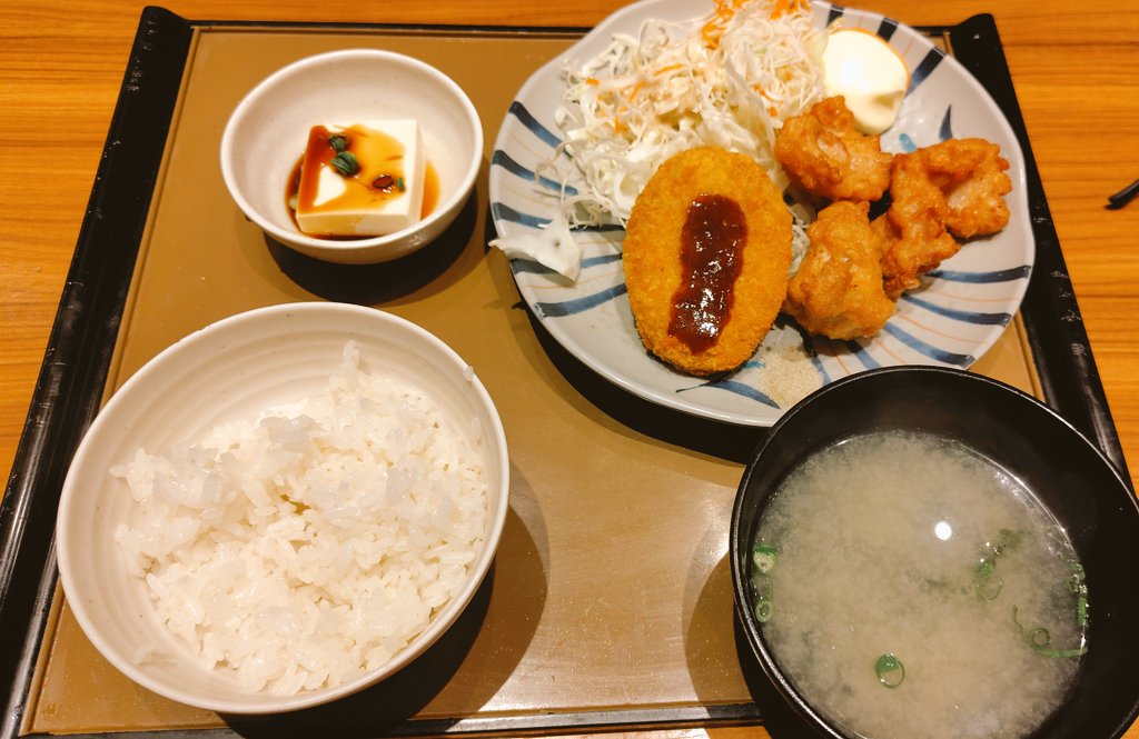 週末奈良で用事があるので、明日は奈良の自宅でテレワークとさせていただきました👨‍💻
というわけで、今夜は奈良に向かって帰ってます🚗
遅めの夕飯は久しぶりのやよい軒で🍴
から揚げ＆コロッケ定食
#奈良 #夕飯 #やよい軒 #テレワーク