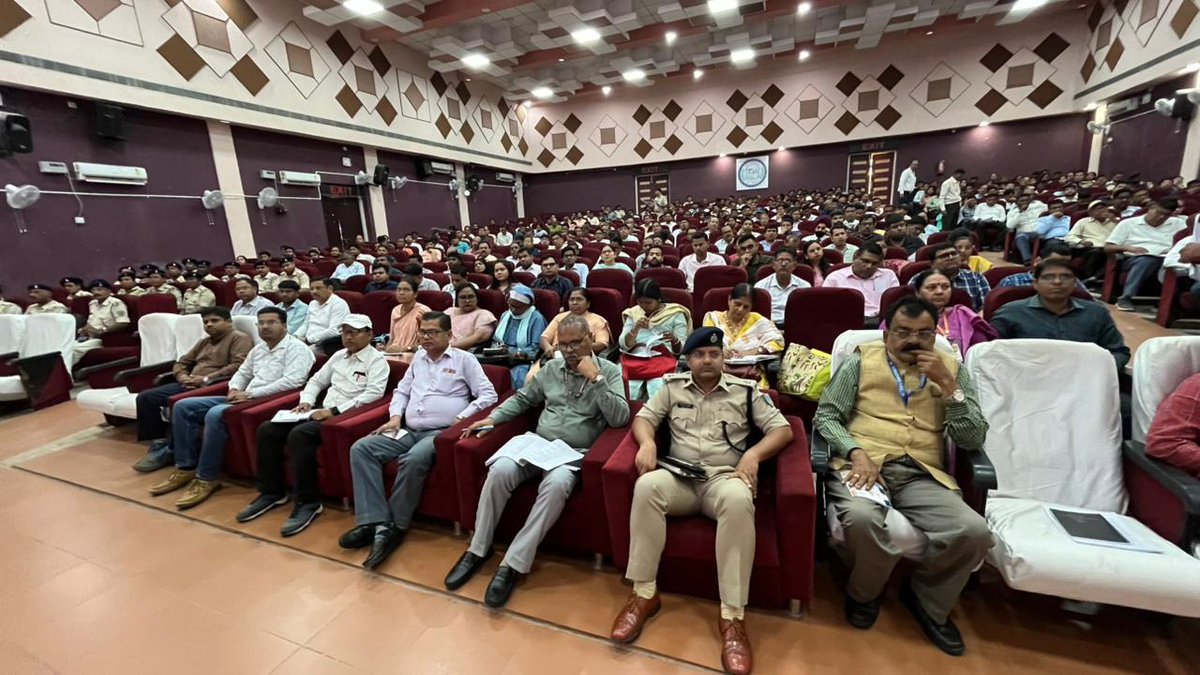 झारखण्ड कर्मचारी चयन आयोग, राँची द्वारा दिनांक 12 अप्रैल 2026 (रविवार) को आयोजित होने वाली झारखण्ड उत्पाद सिपाही प्रतियोगिता परीक्षा-2023 के सुचारू संचालन एवं विधि-व्यवस्था बनाए रखने हेतु आज आर्यभट्ट सभागार में एक महत्वपूर्ण ब्रीफिंग बैठक आयोजित की।

ब्रीफिंग में अपर जिला